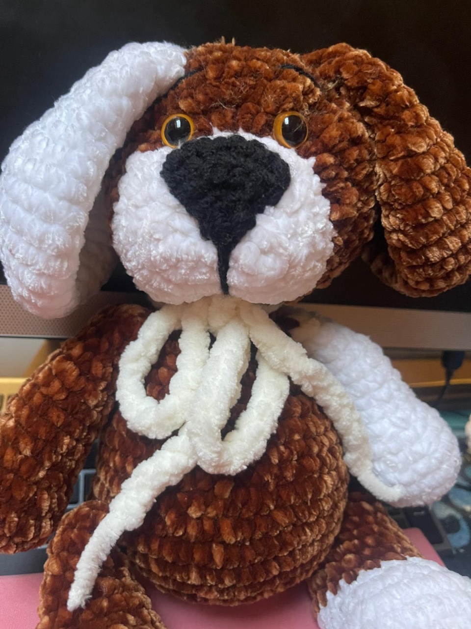 Jucarie de plus Catelusul Tomy, lucrata manual, handmade, textil, maro/alb, 35 cm
