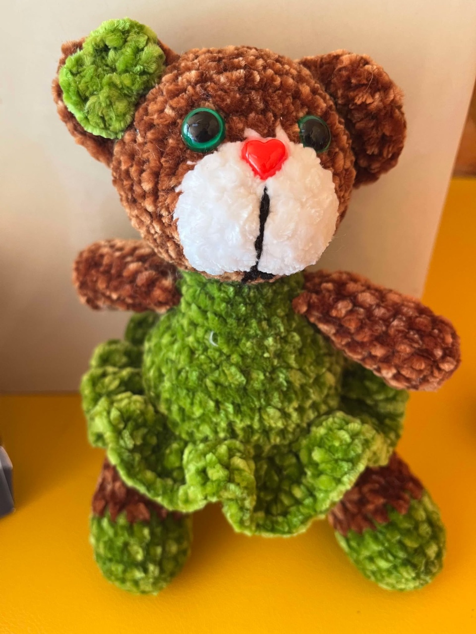 Jucarie de plus Ursuletul Krina, lucrata manual, handmade, textil, maro/verde deschis, 16 cm