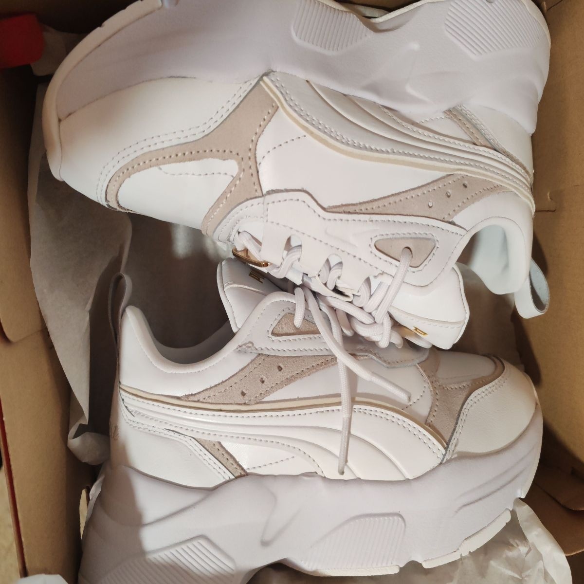 Puma, Pantofi sport cu garnituri de piele intoarsa Cassia Lux, Alb, Bej deschis, 5, Resigilat, Grad A