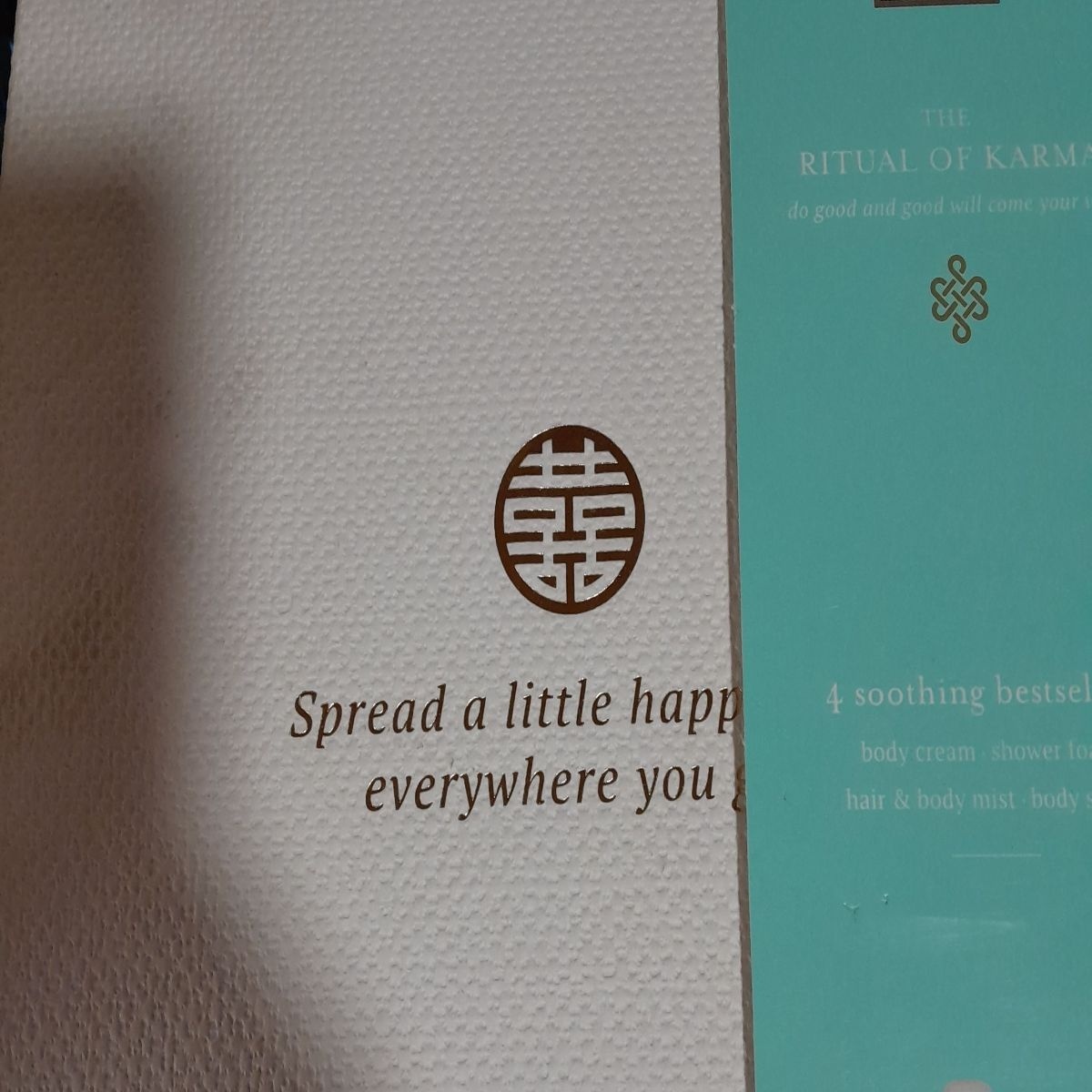 Set cadou Rituals The Ritual of Karma: Spuma de dus, 200 ml + Parfum pentru par si corp, 50 ml + Scrub pentru corp, 125 gr + Crème pentru corp, 200