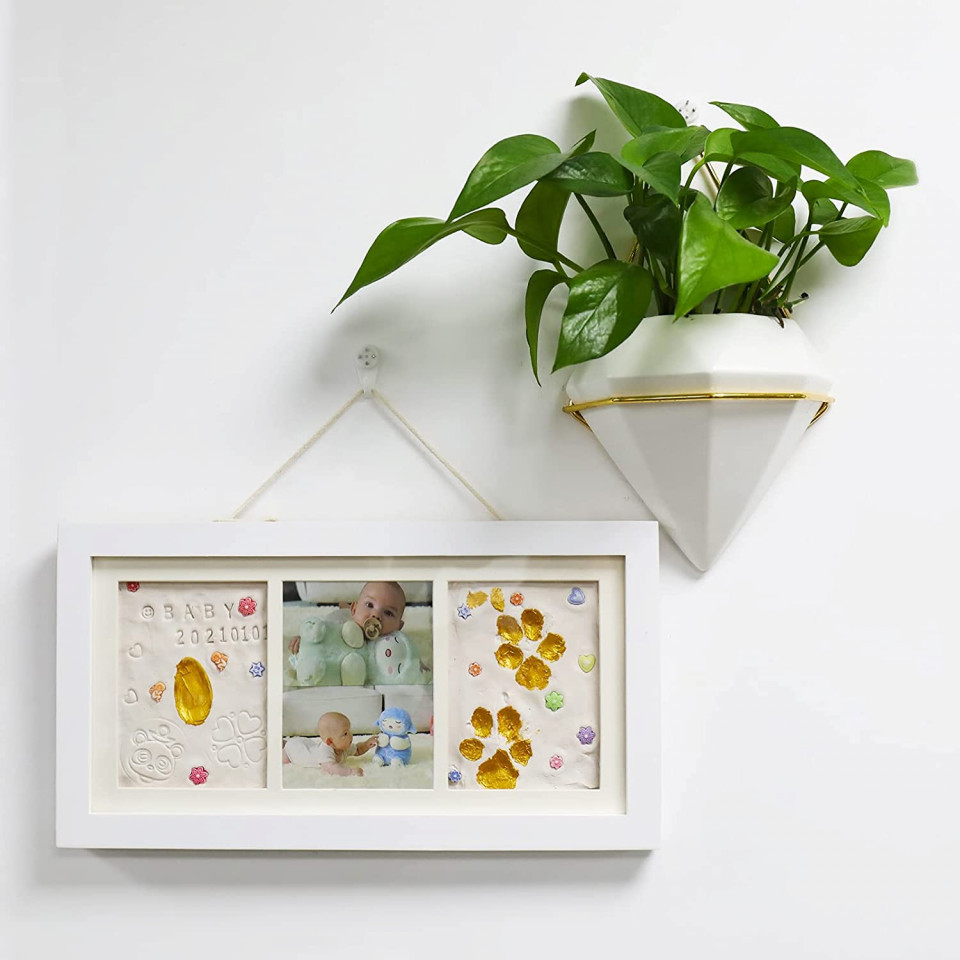 Kit de imprimare amprente bebelus, cu rama foto Victarvos, lemn/ipsos/vopsea, alb, 33 x 17,5 cm