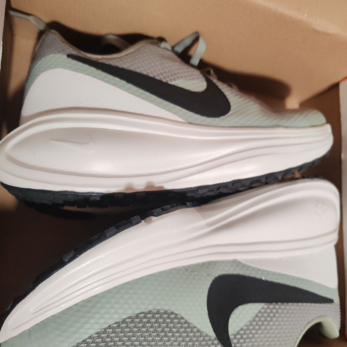 Nike, Pantofi Revolution 8 pentru alergare, Negru, Verde prafuit, Verde spranghel, 9, Resigilat, Grad A