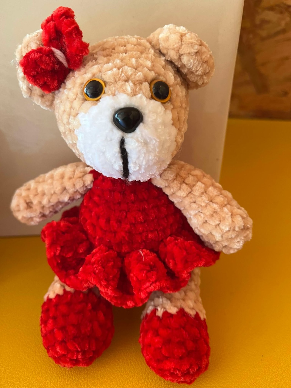 Jucarie de plus Ursuletul Krina, lucrata manual, handmade, textil, maro/rosu, 16 cm