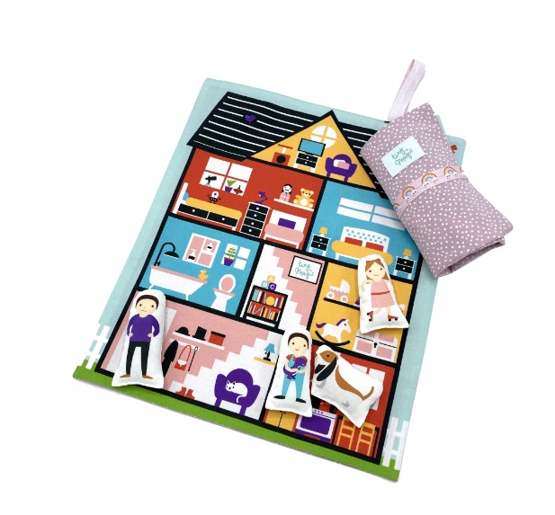Set joaca portabil Tiny Magic casuta papusii cu 5 personaje incluse