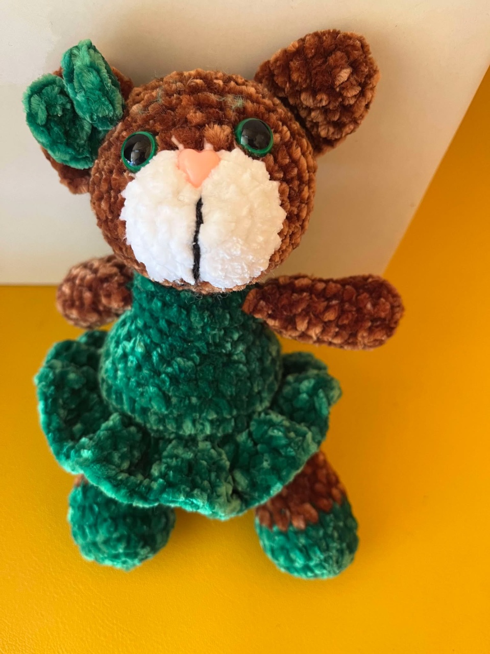 Jucarie de plus Ursuletul Krina, lucrata manual, handmade, textil, maro/verde, 16 cm