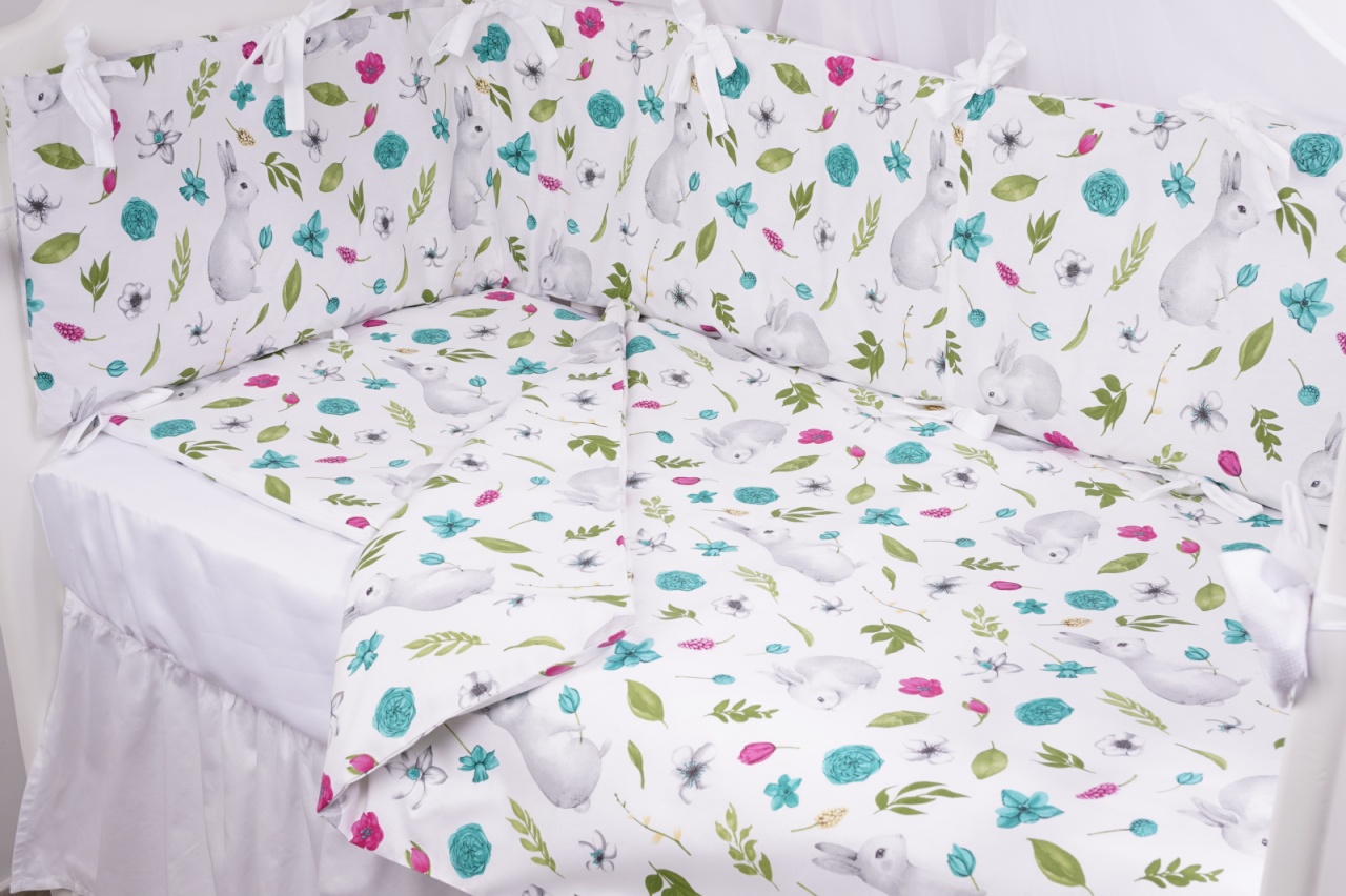 Set complet 7 piese lenjerie si aparatori patut 120x60 cm bumbac 100% model iepurasi si flori