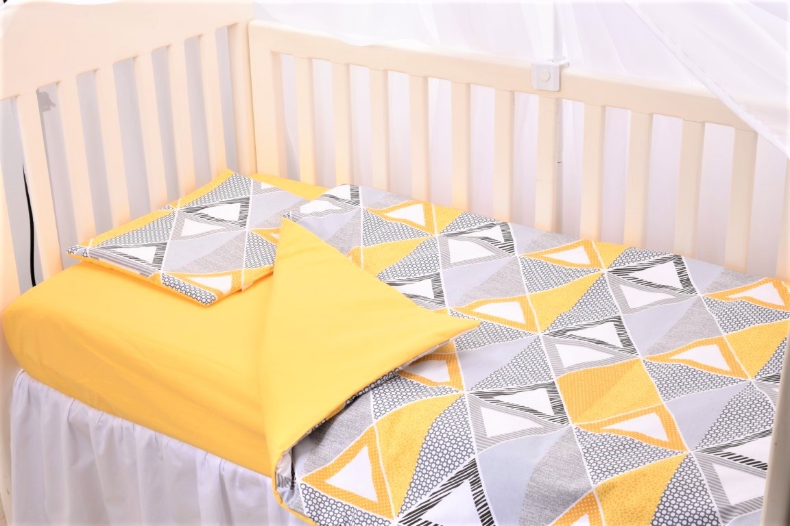 Set complet 7 piese lenjerie si aparatori patut 60x120 cm model Forme Geometrice