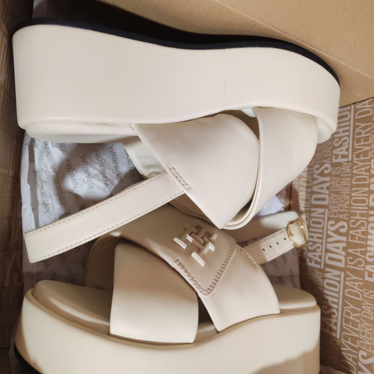 Tommy Hilfiger, Sandale din piele cu talpa wedge si barete incrucisate, Bej deschis, 38, Resigilat, Grad A