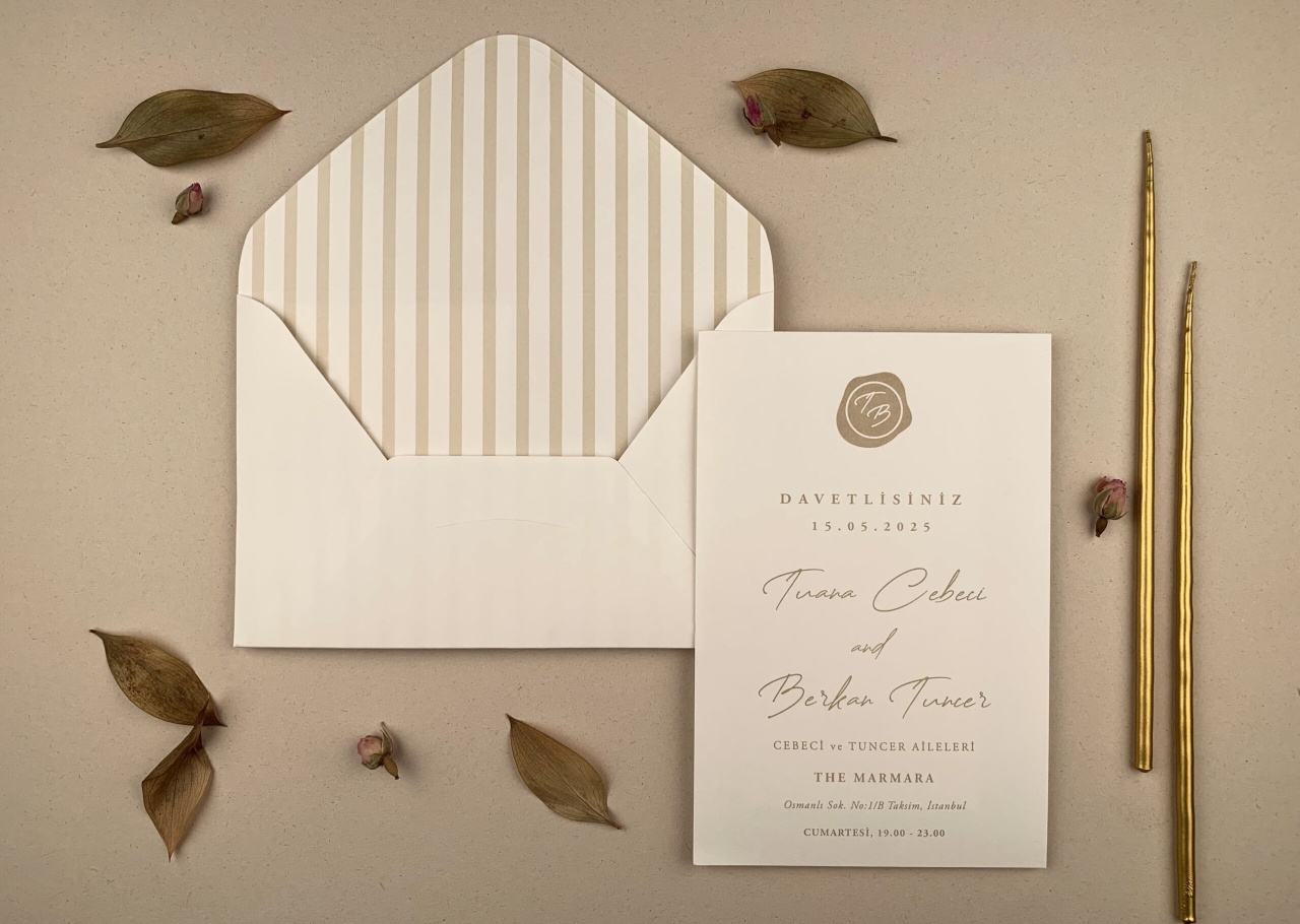 Invitatie de nunta cu monograma si plic cu interior dungi – 12257