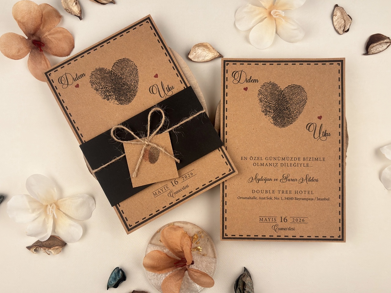 Invitatie de nunta rustica cu design personalizat si amprente in forma de inima – 74769