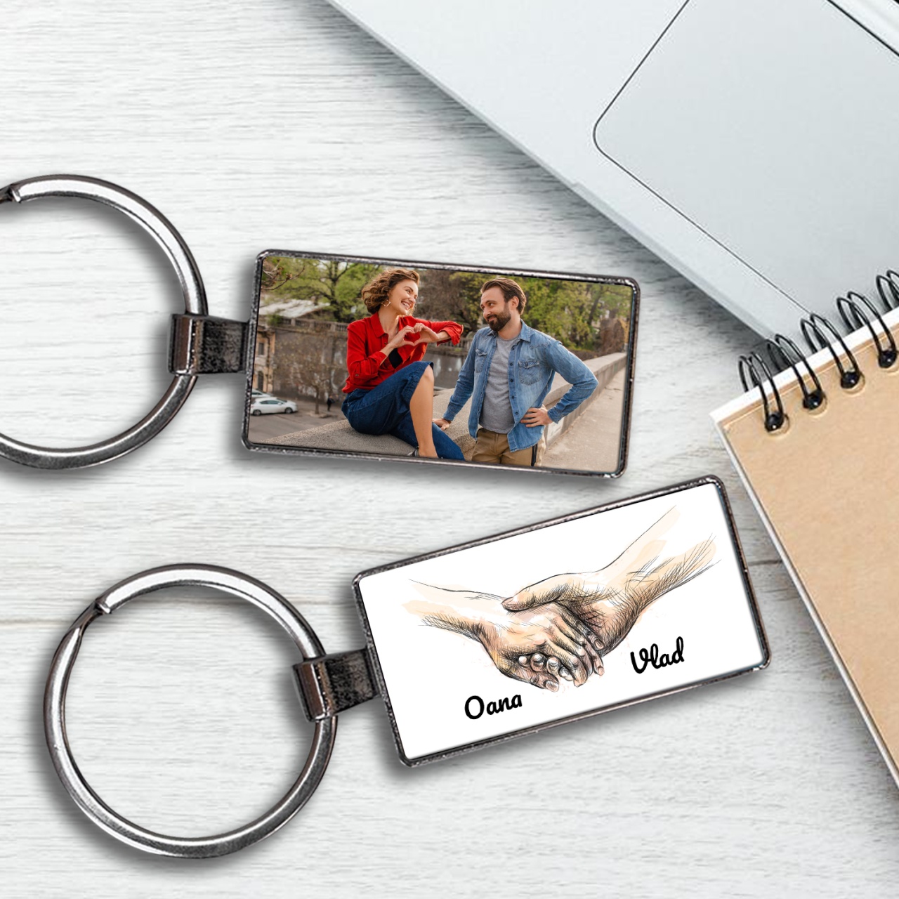 Breloc personalizat cu o fotografie si manute