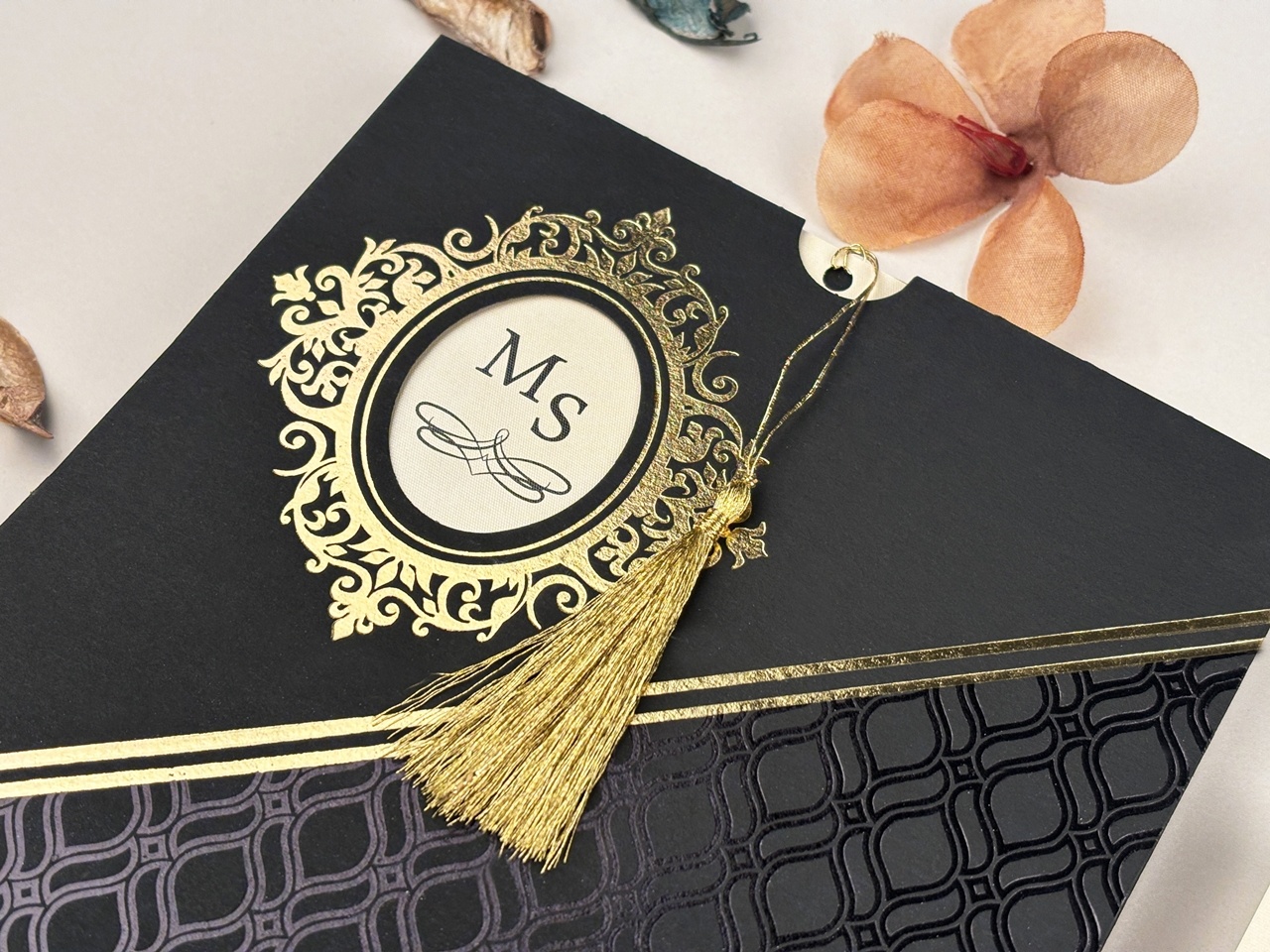 Invitatie de nunta premium cu design negru si auriu si ciucure decorativ – 74758