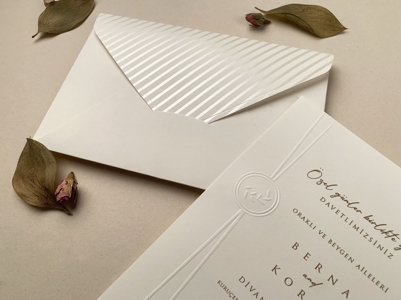 Invitatie eleganta ivory cu embosaj si monograma - 12282