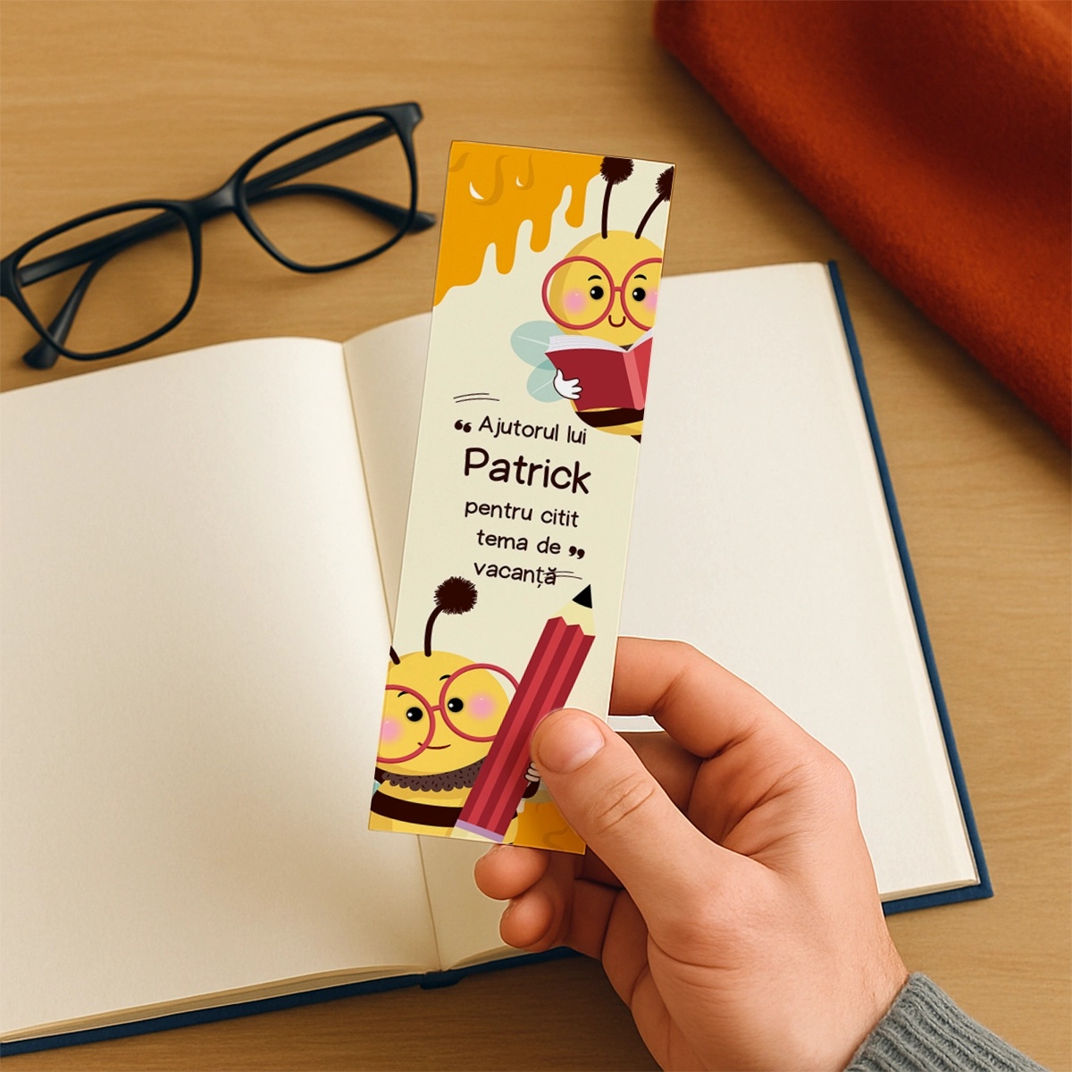 Semn de carte personalizat cu nume si text, model albinuta
