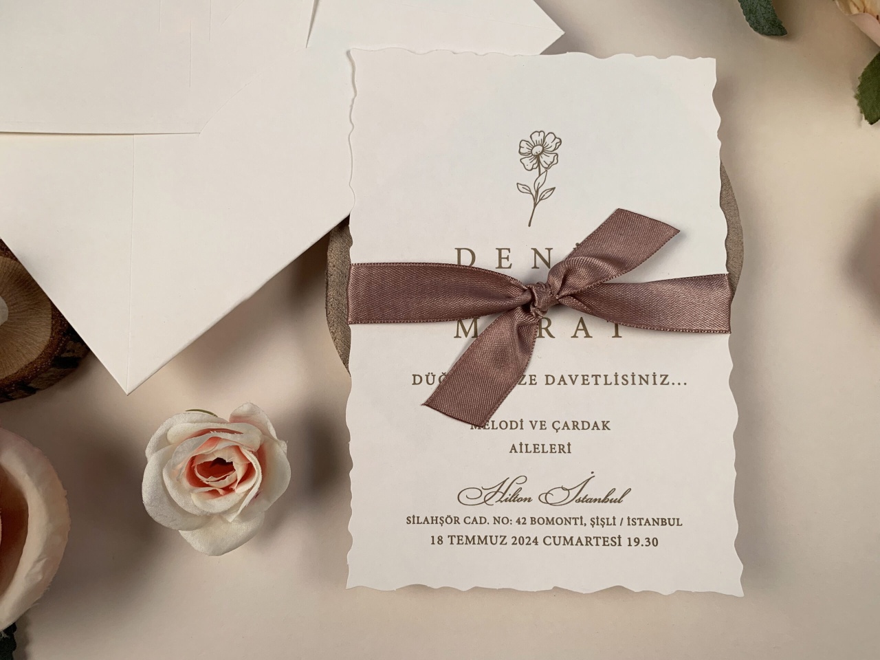 Invitatie de nunta rustica si romantica cu funda satinata si detalii florale – 96931