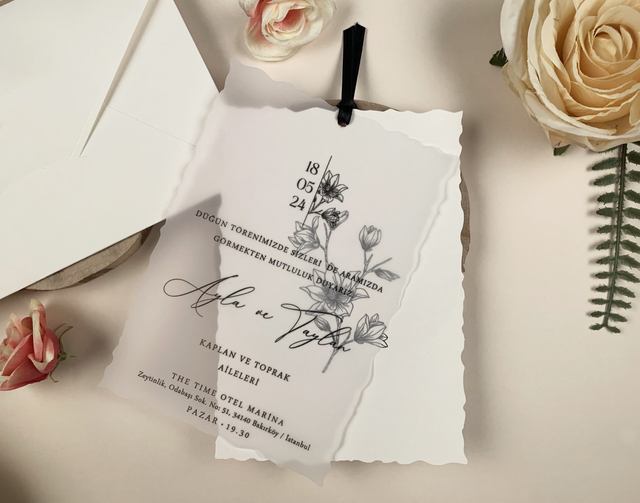 Invitatie de nunta romantica si eleganta cu flori desenate si coperta transparenta – 96933