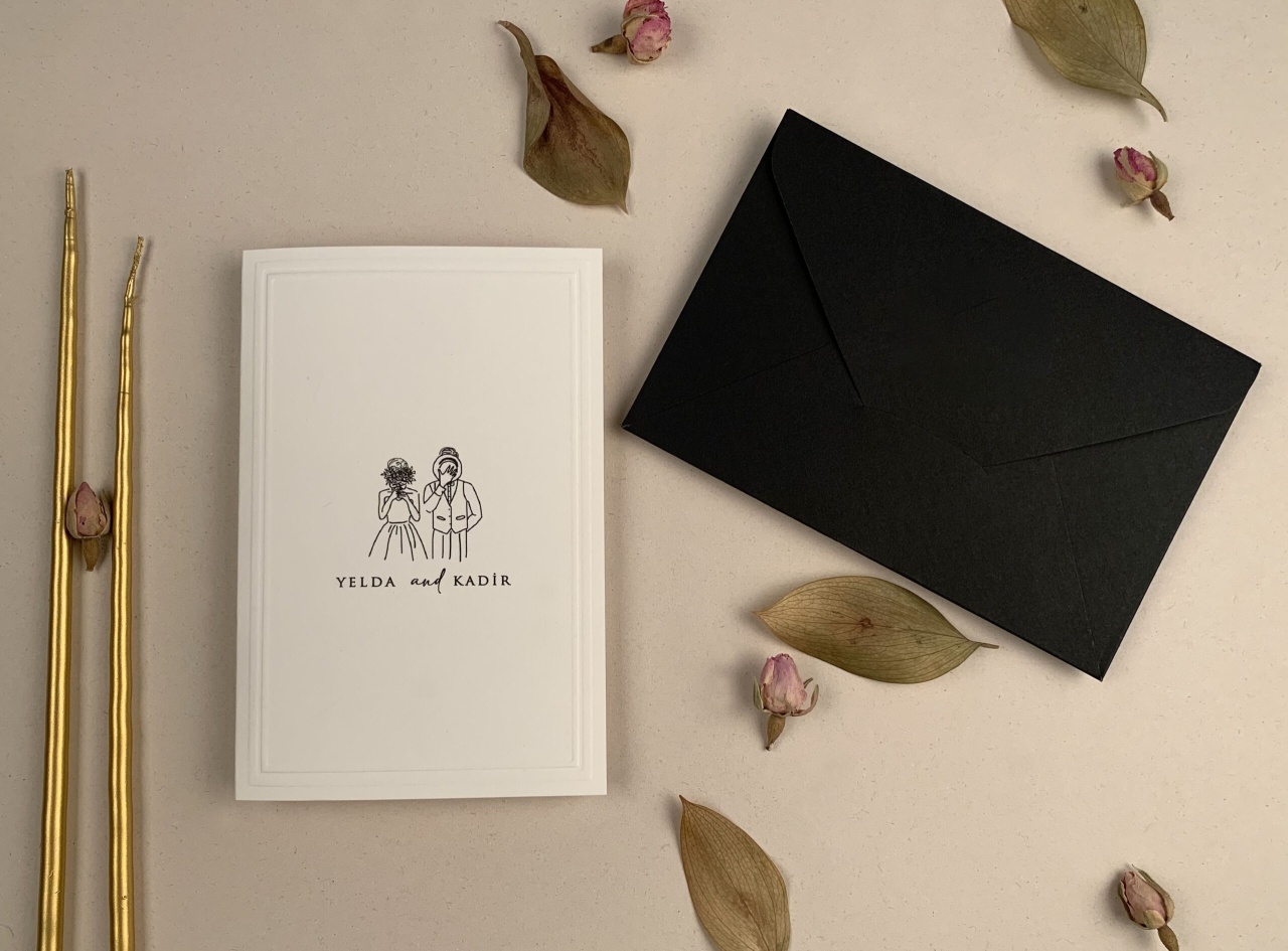 Invitatie de nunta tip carte cu design elegant si plic negru – 12277