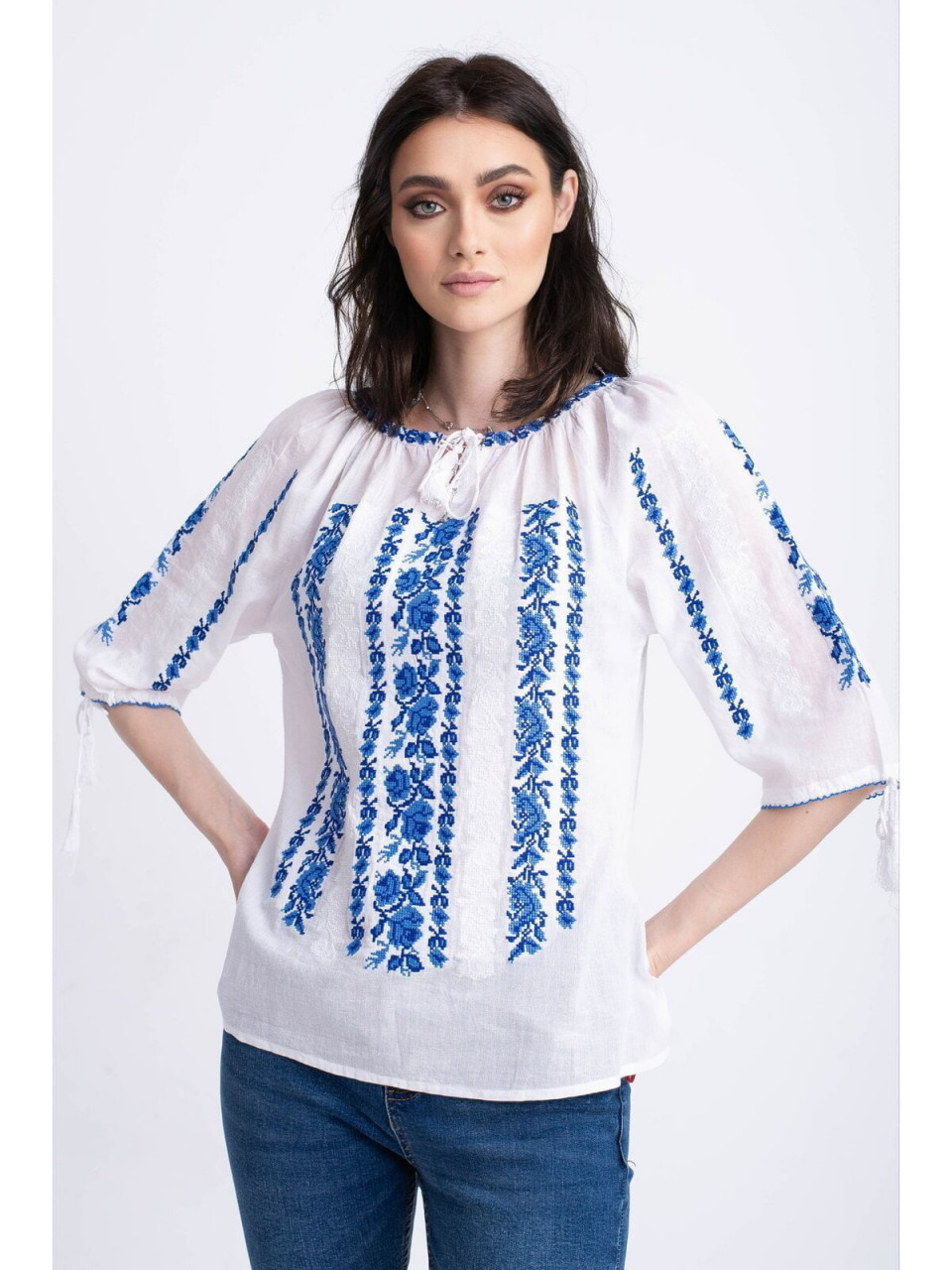 Bluza traditionala din bumbac alb cu broderie inflorata albastra pentru dama