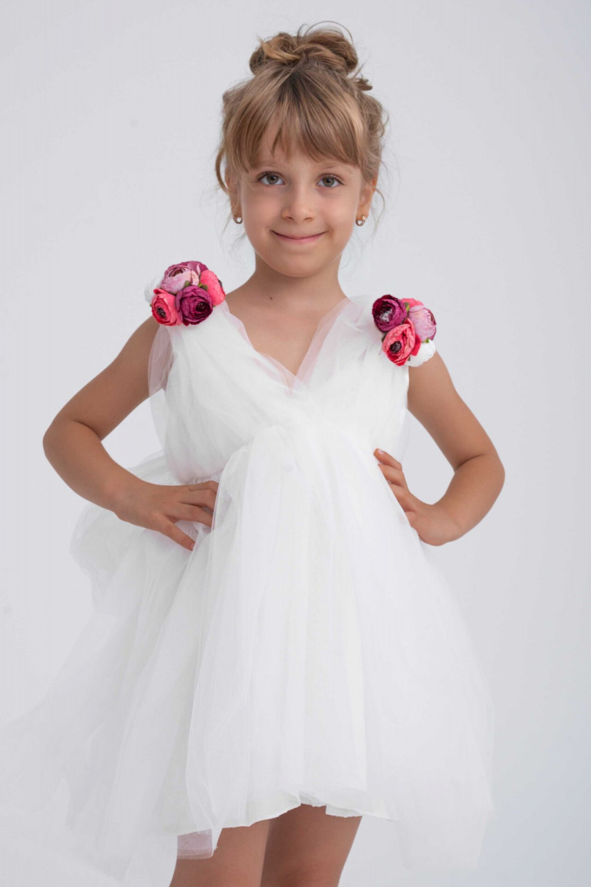 Rochie de ocazie din tul alb cu aplicatii florale pe umeri pentru fetite