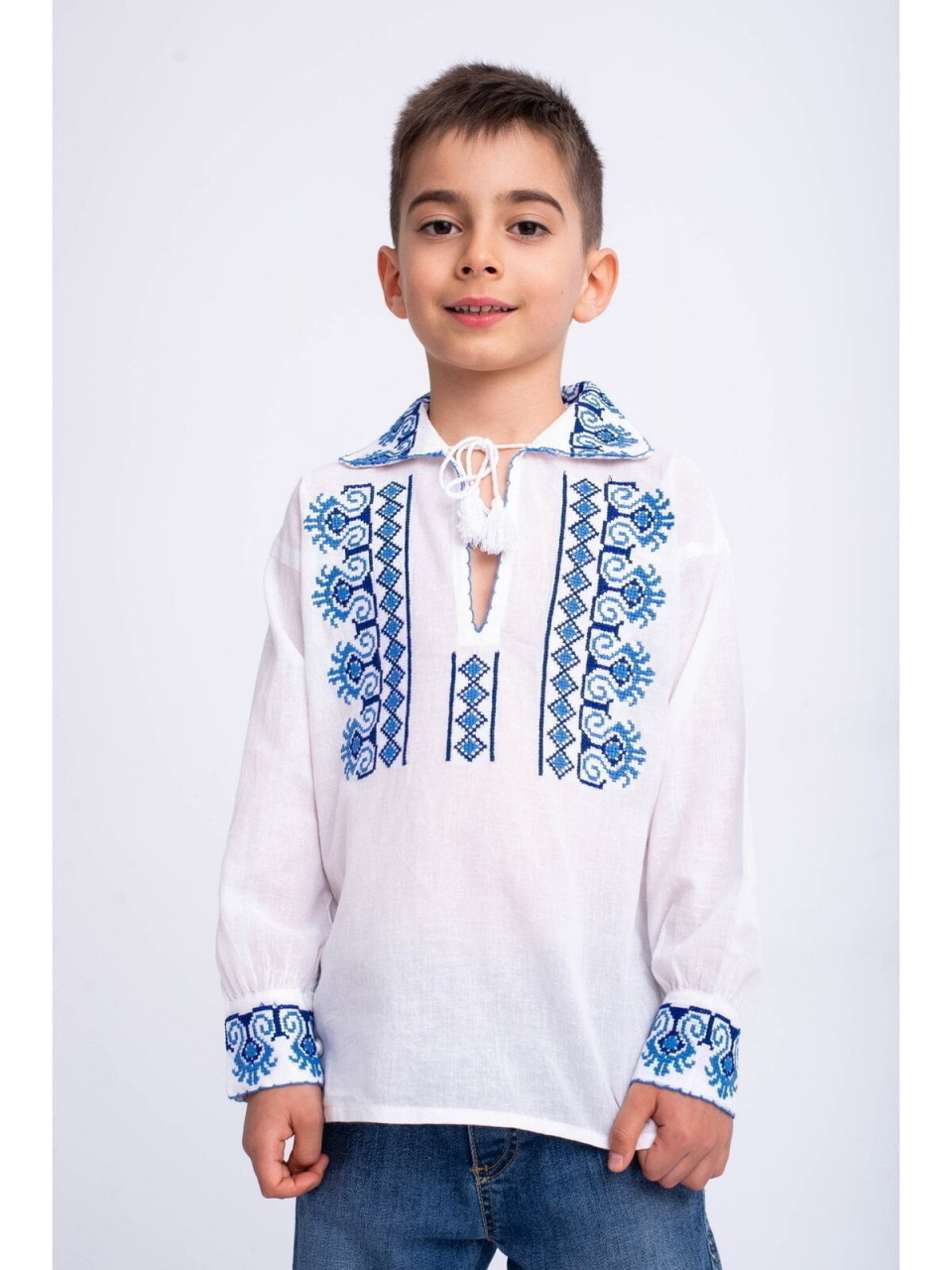 Bluza traditionala din bumbac alb cu broderie albastra in forma de romb pentru baieti