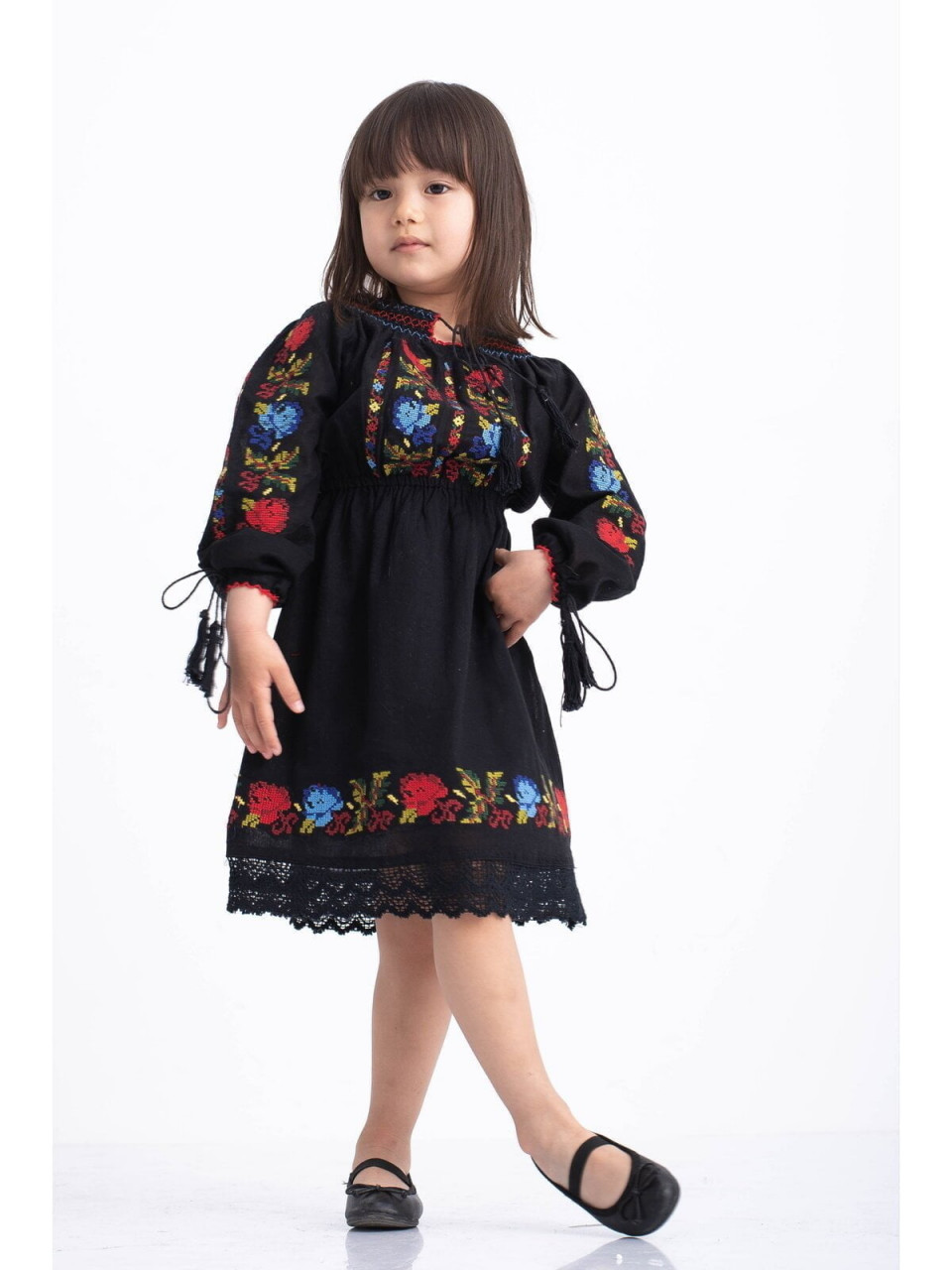 Rochie fetite tip ie traditionala din bumbac negru cu broderie florala multicolora