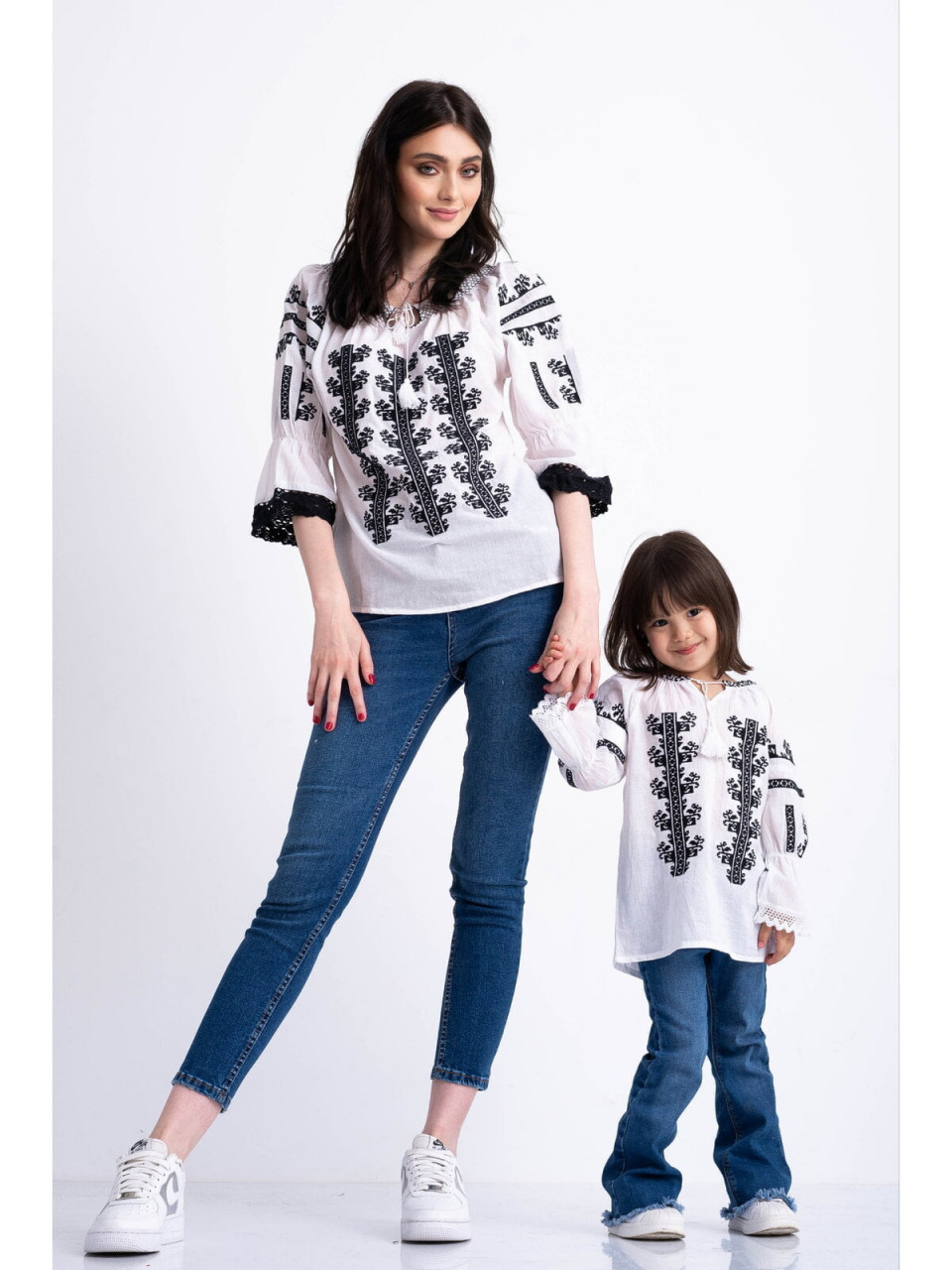 Set bluze traditionale din bumbac alb cu broderie neagra pentru mama si fiica