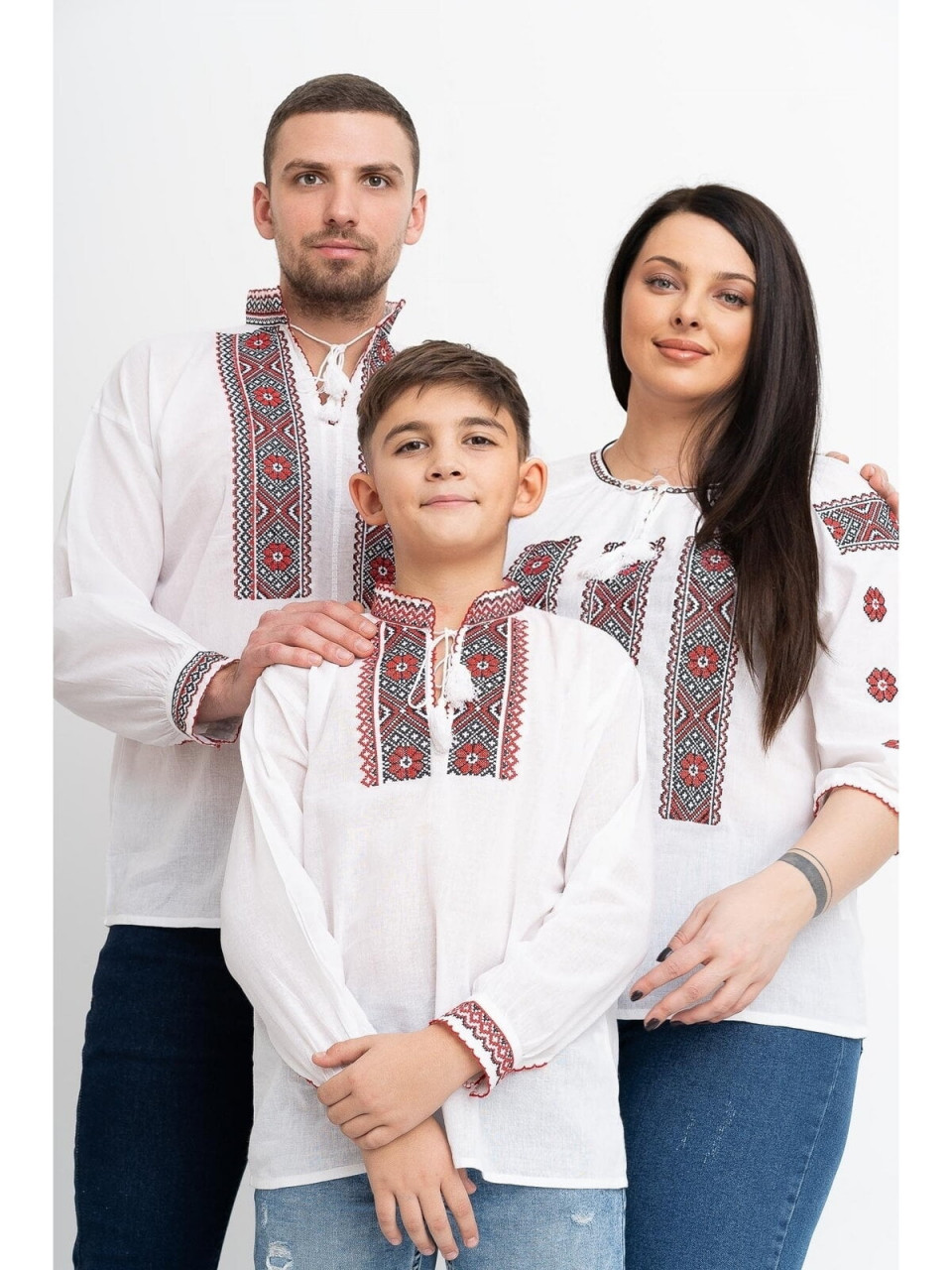 Set ii familie baiat din bumbac alb cu motive traditionale rosii