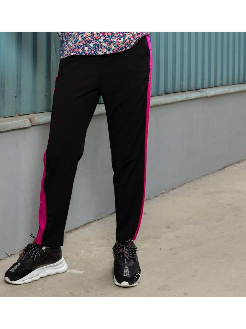 Pantaloni dama de trening negru cu insertie roz