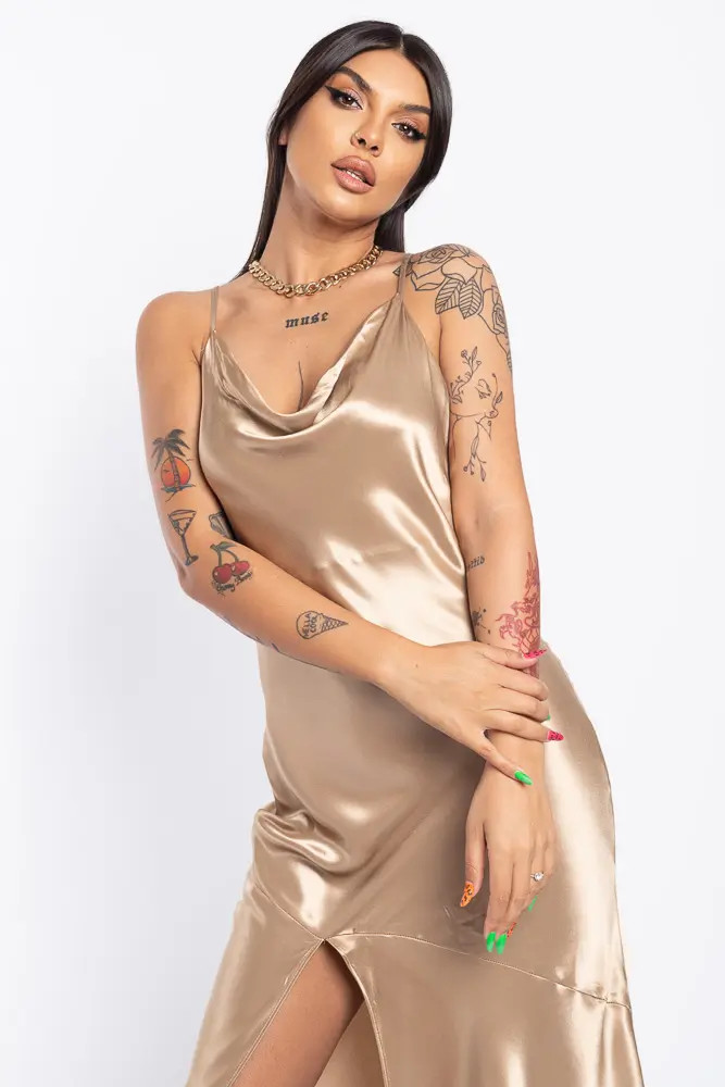 Rochie dama din satin bej cu crapatura Assos mm