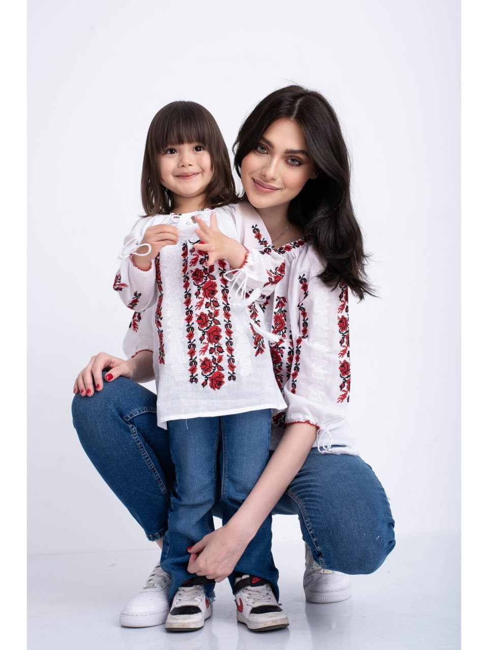Set bluze traditionale cu broderie inflorata rosie pentru mama si fiica
