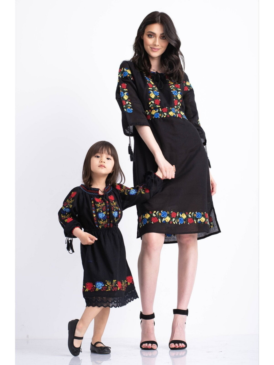 Set rochii pentru mama si fetite tip ie traditionala din bumbac negru cu broderie florala multicolora