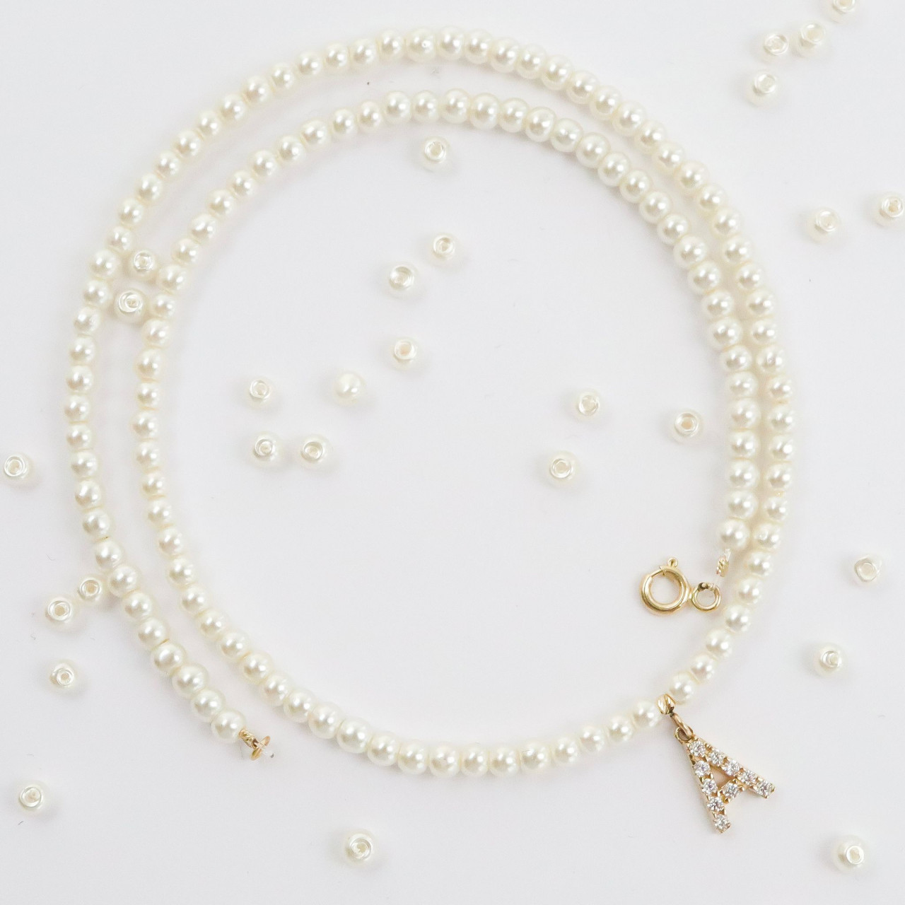 Colier cu perle de sticla de 3 mm, inițială din aur pavata cu cristale si închidere din aur