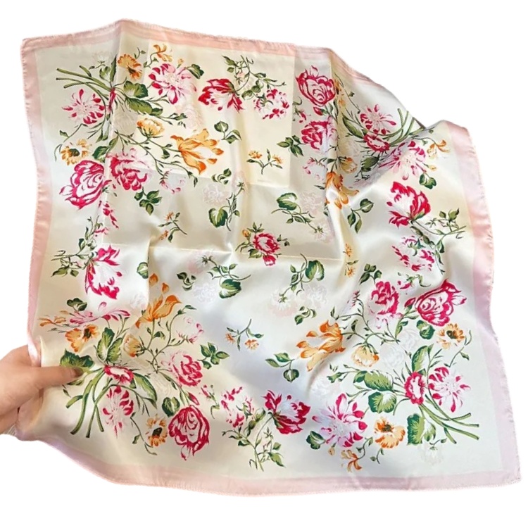 Esarfa satin alba cu imprimeu floral roz