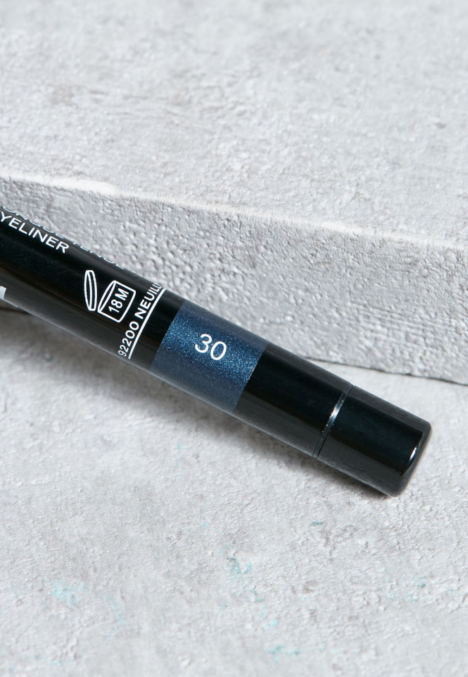 Creion de ochi dermatograf Chanel Le stylo Waterproof, Nuanta 30 Marine Creion de ochi dermatograf Chanel Le stylo Waterproof, Nuanta 30 Marine