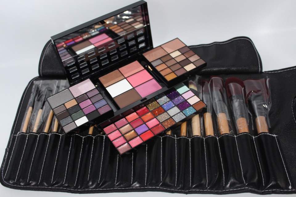 Pachet cosmetice format din trusa machiaj + set pensule machiaj si geanta depozitare