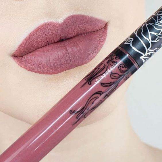 Ruj permanent original Kat Von D mat rezistenta de lunga durata nuanta Lolita