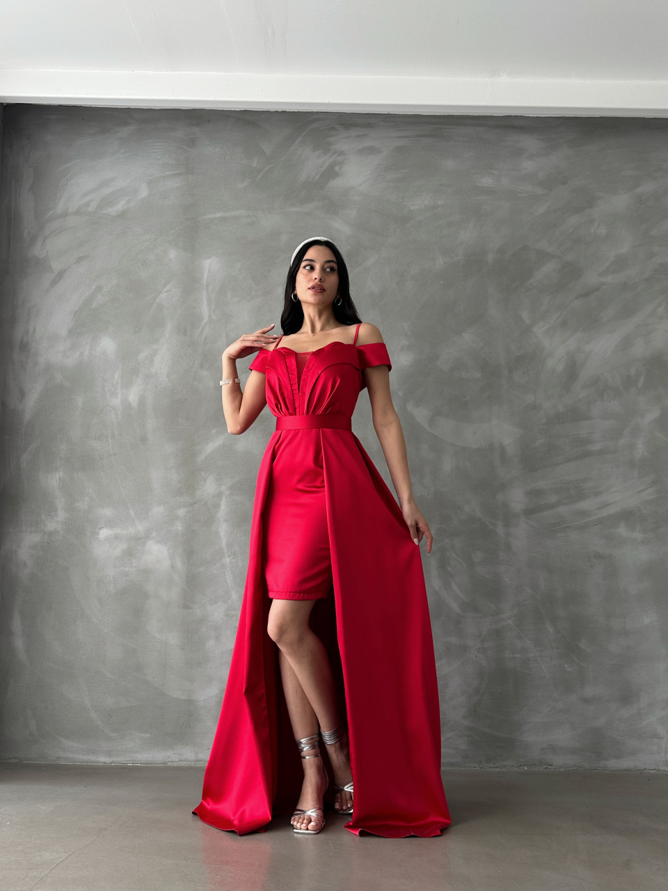 Rochie scurta din satin cu trena