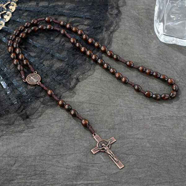 Rozariu din lemn cu crucifix metalic